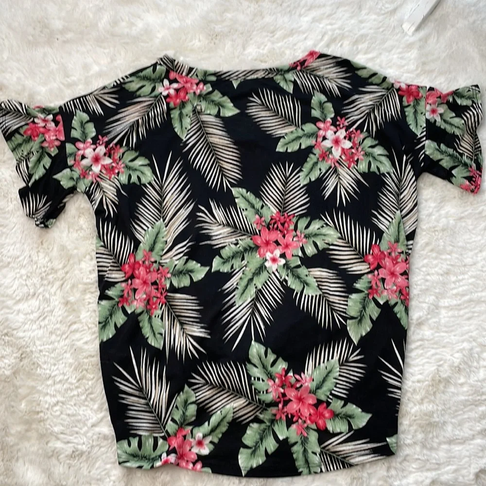 Ruffle sleeve Top - Picture 6 of 10